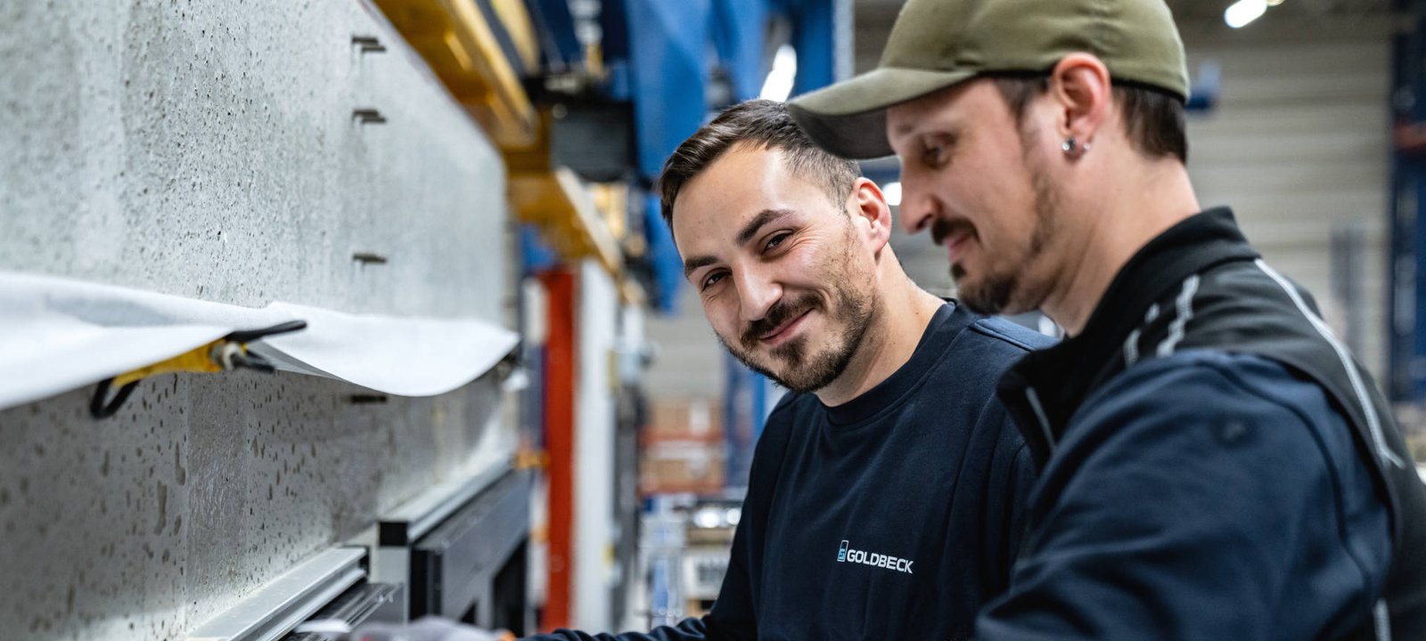 zwei mitarbeitende aus der produktion